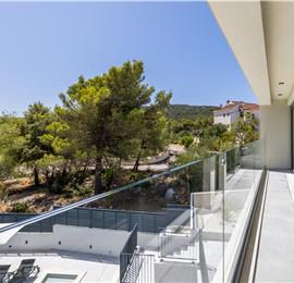 4 bedroom villa with heated pool and sea view in Vinišće, sleeps 8